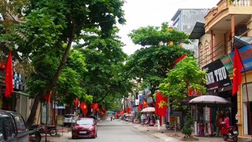 “金星红旗”飘飘的越南街头。金星代表越共的领导地位。（美国之音朱诺拍摄，2017年4月14日）