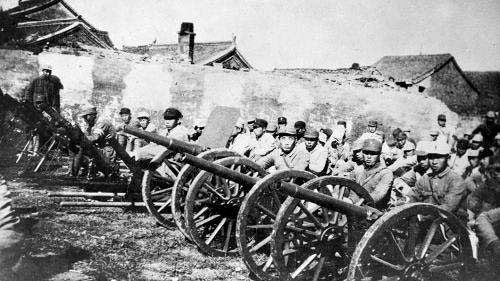 黄桥战役中新四军用尽全部主力和所有武器攻击国军，图为战前新四军的迫击炮部队。