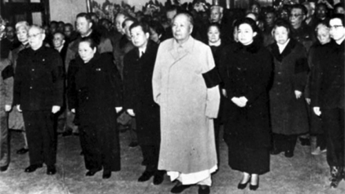 1972年1月6日，71岁的陈毅去世，毛泽东穿睡衣参加陈毅追悼会。