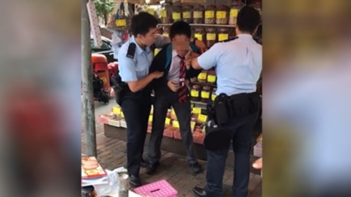 香港近日一条“青关会大妈诬学童偷窃”的短片在网络热传，片中一名疑似青关会大妈报警指称一名中学生偷窃其一幅诬蔑法轮功的易拉架，令该学生被警员“严厉执法”