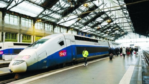  2018年2月15日，一輛在巴黎里昂站（Gare de Lyon）準備啟程的火車