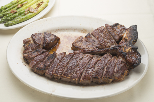 Angus Club Steakhouse菜单上最引人注目的，就是它的牛排。