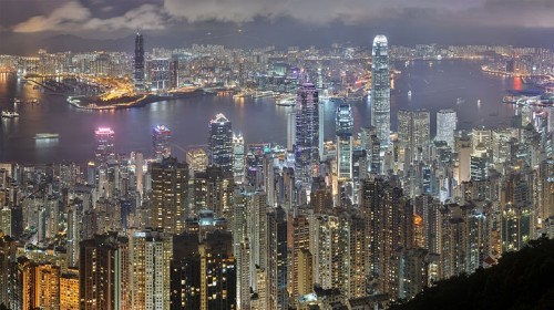 香港从一个地瘠山多、天然资源缺乏、只有人口数千的小渔村，在英殖时期逐渐发展成一个转口港