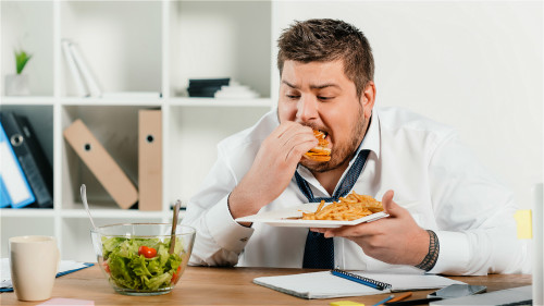 太胖的人要節制飲食，警惕患有脂肪肝。