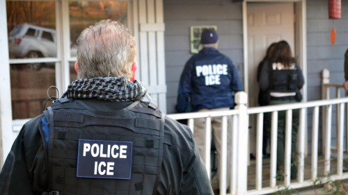 美國移民和海關執法局（ICE）官員執法示意圖。
