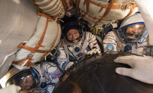 俄罗斯宇航员雅奇金（中）、美国宇航员费舍尔（右）及惠特森一起参与远征52国际空间站活动。