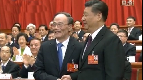 王岐山當選國家副主席，激動與習近平握手。