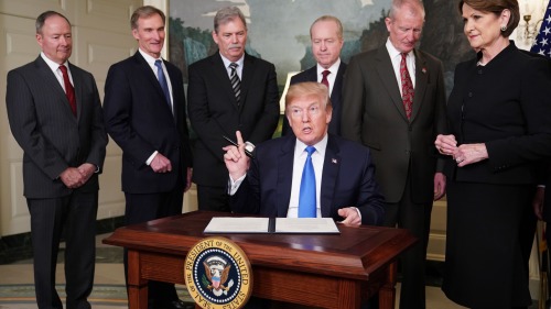 2018年3月22日，美国总统川普在白宫正式签署对华贸易备忘录，将对中国征收大规模关税