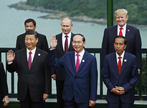 2017年11月11日，川普、習近平、普京出席在越南的APEC峰會。