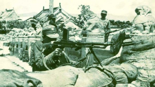 佟麟阁下令吉星文团金振中营打响八年抗战第一枪。图为卢沟桥国军机枪阵地。