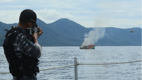 印度尼西亚已经击沉了数百艘在其水域非法捕鱼的外国渔船。
