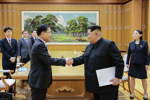 2018年3月5日，韩国高级国家安全顾问郑义荣与朝鲜领导人金正恩会面。