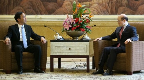 新任国台办主任刘结一（右）26日与前国民党主席、新北市长朱立伦（左）在上海会面。