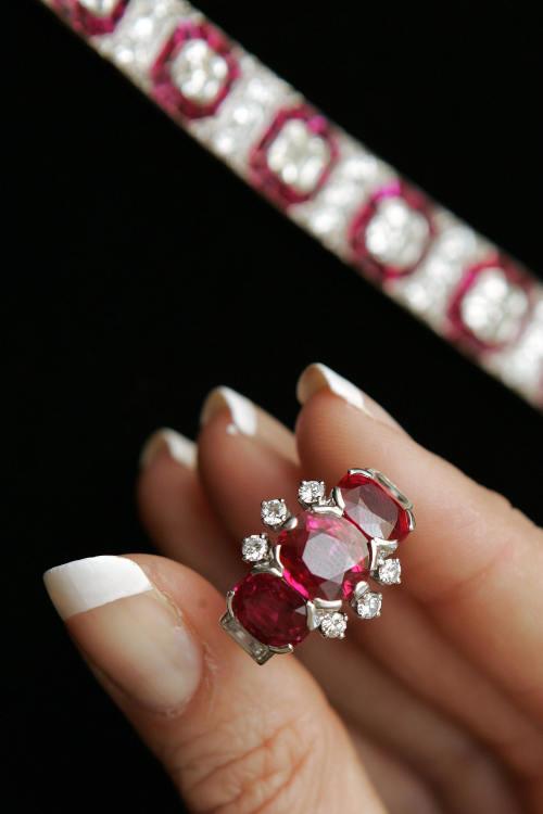 红宝石的热情及丰富情感也代表着玛格丽特公主的个人气质与特色。