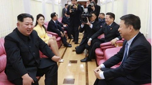 朝鲜领导人专用列车内部曝光，图中的会议室车厢内摆有数张粉红色沙发。图中最右一人是宋涛。