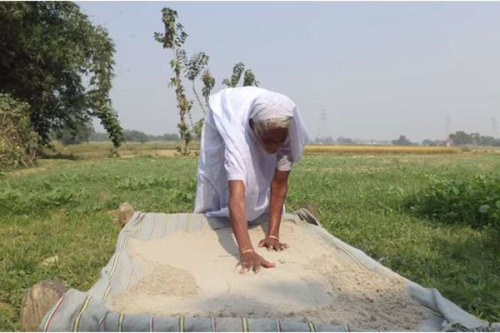 印度老太太每天坚持吃沙土超过60年