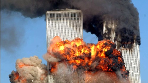 2001年9月11日，美国世贸中心大厦遭受恐袭。