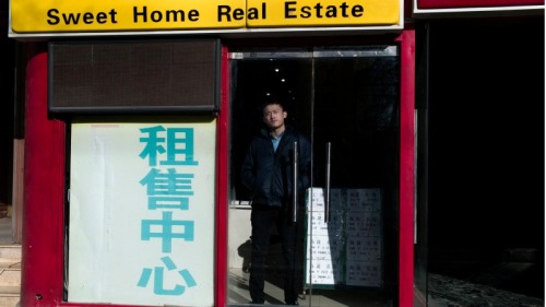 房价下跌后，北京郊区的一家生意冷清的房地产中介