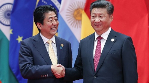 2016年9月4日，習近平（右）與日本首相安倍晉三在杭州與G20峰會握手。