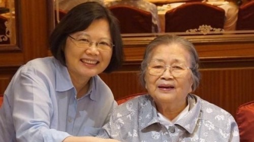 总统蔡英文的母亲张金凤女士，今日下午在子女家人的随侍下，在家中安详辞世，享寿93岁。