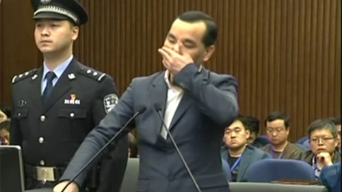 3月28日，安邦集體前董事長吳小暉受審時，曾痛哭流涕，表示認罪、悔罪。（視頻截圖）