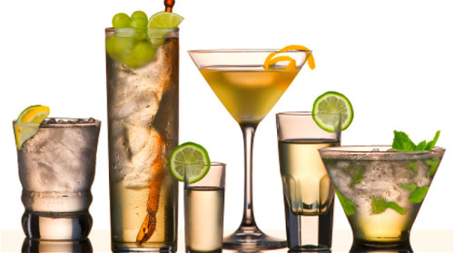 酒精会使毛细血管扩张，男性远离酒精为宜。