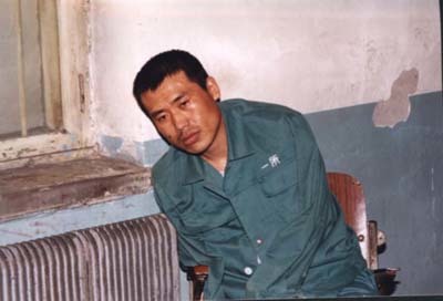 刘成军（外号“大卡车”），这是警方公布刘成军的狱中照片，当时他已经无法坐直身子了