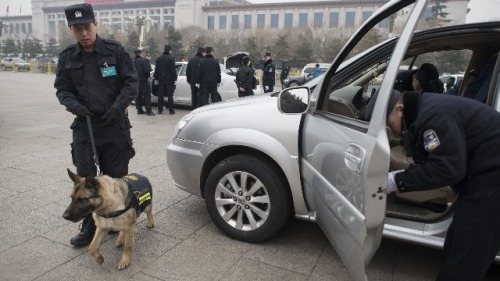 3月3日，警察在人民大會堂外對過往車輛進行檢查。