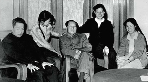 1962年毛泽东和次子毛岸青（左一）、儿媳邵华（右一）、大儿媳刘思齐（右二）合影。