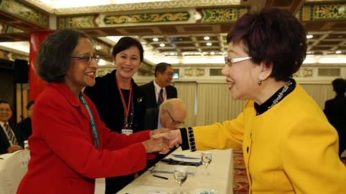 「東亞和平論壇」4日在台北圓山大飯店舉行第2天議程，邀請南韓、日本、菲律賓等國際國會議員對話，前副總統呂秀蓮（右）向與會來賓致意。