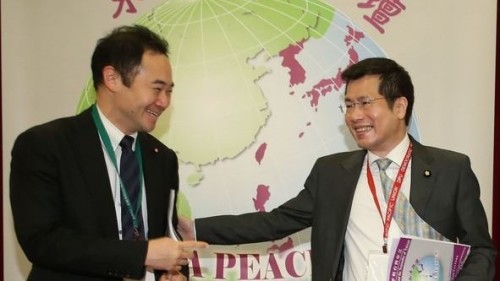 东亚和平论坛”4日在台北圆山大饭店举行第2天议程，邀请韩国、日本、菲律宾等国际国会议员对话，立法委员罗致政（右）向与谈的日本众议院议员铃木馨佑（左）握手致意。