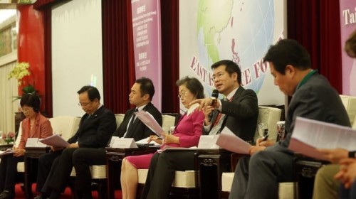 “东亚和平论坛”4日在台北圆山大饭店举行第2天议程，邀请韩国、日本、菲律宾等国际国会议员对话，立法委员罗致政（右2）、尤美女（左）等人出席与谈。