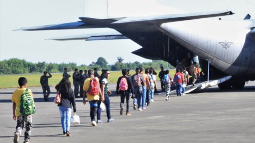 190名投降的菲共「新人民軍」成員及支持者，5日上午分別自民答那峨島兩座機場搭乘C-130運輸機飛抵馬尼拉，他們將與杜特蒂總統共同進餐。