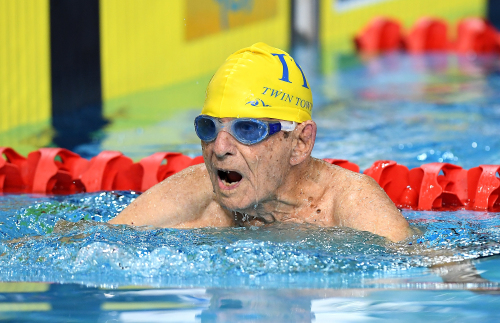 澳大利亞99歲老人科恩斯打破了100歲至104歲年齡組50米、100米自由泳世界記錄。