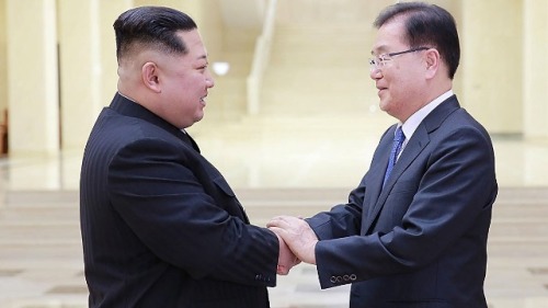2018年，3月5日，韓國總統文在寅特使鄭義榮與金正恩會面。