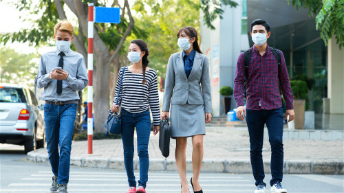 在很多场所都可以见到配戴口罩的台湾民众。