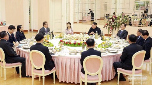 朝鮮最高領導人金正恩（後排右二）偕夫人李雪主（後排右三）宴請韓國總統特使團