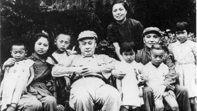 陳毅、鄧小平及其子女們在上海合影。