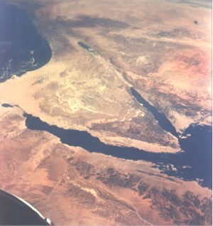 東非大裂谷北部的叉形，圖片中央為埃及西奈半島，上方是死海與約旦河