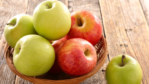 早晨空腹吃一个苹果，会使身体充满活力。