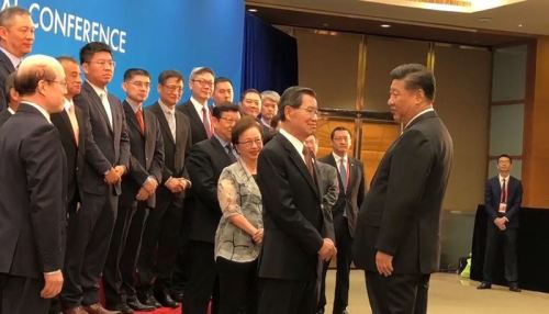 中国国家主席习近平10日上午于博鳌论坛开幕式前接见台湾的企业家代表团，并与前副总统、两岸共同市场基金会荣誉董事长萧万长寒暄。