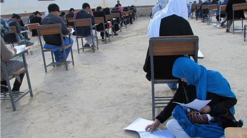 阿富汗媽媽為圓大學夢抱嬰坐地考試一張相片改變命運！
