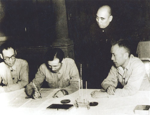 中共特工閻又文（左2）潛伏在傅作義身旁，甚至《綏遠和平協議》上，代表國民黨部隊簽字。（網路圖片）