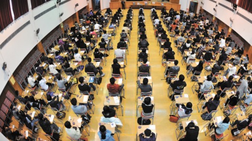 香港中学文凭试中文科历来因合格率低、被考生称为“死亡科目”，尤其卷一阅读理解部份。港媒找来作家本人回答试题，结果4分中只有2分。