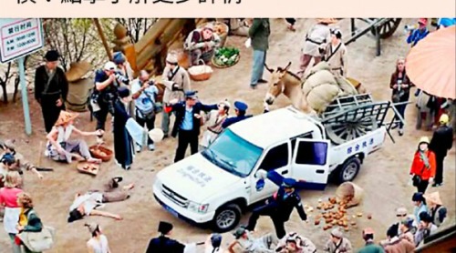 「清明上河圖．2013」反映中國社會矛盾與衝突，不料部分被移花接木成金門縣警察毆打賣菜翁。