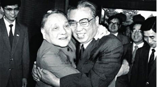 鄧小平跟北朝鮮金日成擁抱。