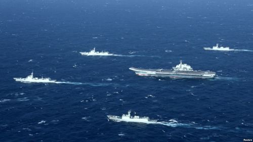 图为中国军方的辽宁号航母及其舰队在南海海域进行军事演习