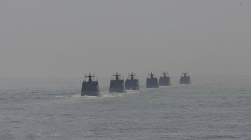 中華民國總統蔡英文4月13日親臨基隆軍艦（DDG-1801）隨艦出海視導國軍操演全程實況。