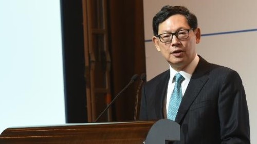 陈德霖月前发表《港元转弱何惧之有》的文章，指香港有能力应付往后资产市场波动和资金外流带来的挑战。