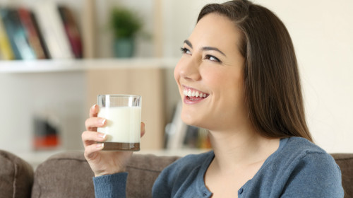 牛奶热量不高，睡前喝牛奶不会给夜间的能量消耗带来负担。